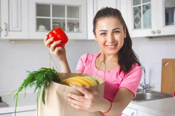 厨房里有新鲜蔬菜的年轻健康妇女 图片素材