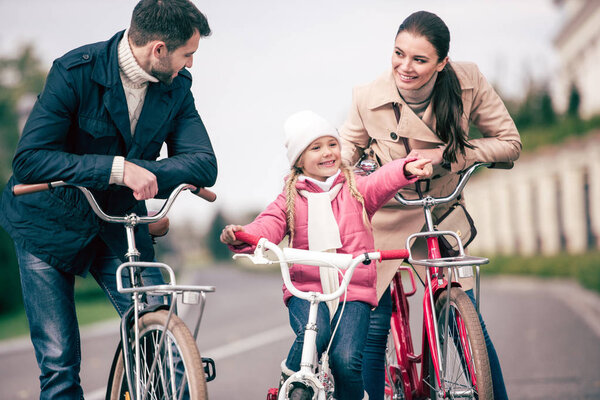 幸福的家庭，与骑自行车 图片素材