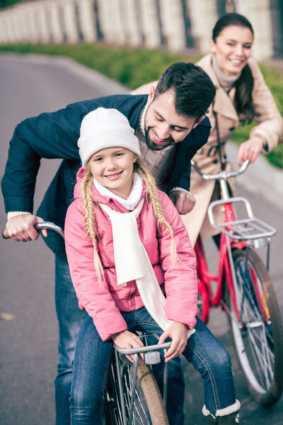 幸福的家庭，与骑自行车 图片素材