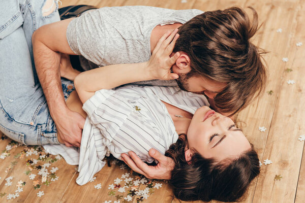 性感情侣拥抱和能够亲吻 图片素材