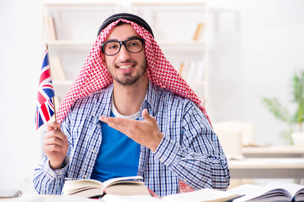 学习英语的阿拉伯学生 图片素材