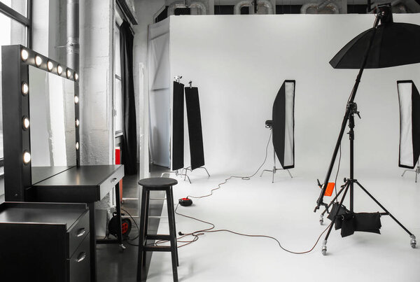 配备专业设备的现代摄影演播室的内部 图片素材