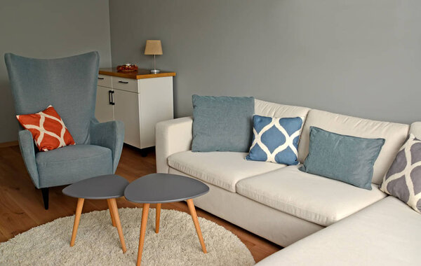 在客厅内部的软垫家具。斯堪的纳维亚风格 图片素材