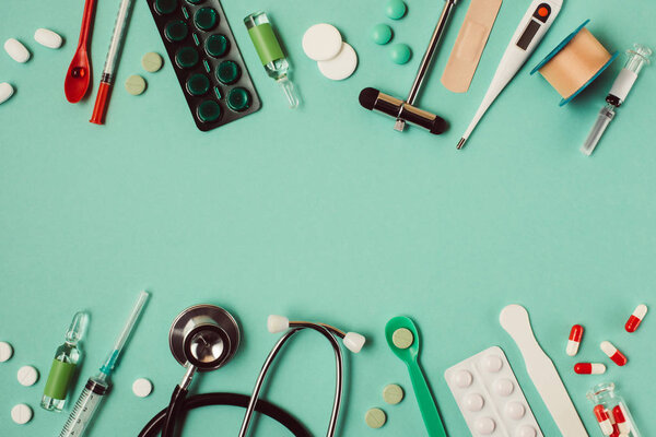 绿色背景的各种医疗药丸和器械的平铺  图片素材