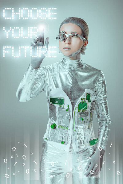 年轻的机器人触摸 "选择你的未来" 字母灰色与数字数据, 未来的技术概念  图片素材