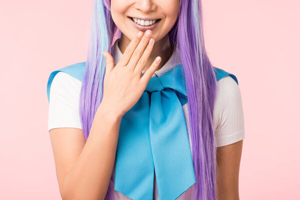紫色假发中微笑的动漫女孩在粉红色上隔离的裁剪视图 图片素材
