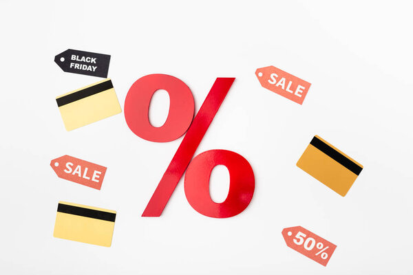 在信用卡和标价标签上签有白色背景销售字母的百分比最高 图片素材