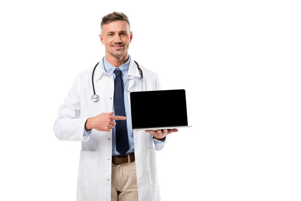 英俊的医生指着笔记本电脑与空白屏幕隔离在白色 图片素材