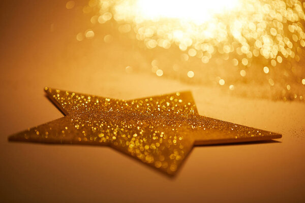 金色闪亮之星在圣诞装饰中的选择性聚焦 图片素材