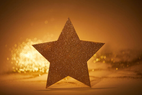 在桌面上的圣诞装饰金色闪亮的明星 图片素材