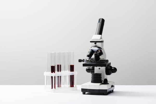 显微镜和试管与血液在灰色背景  图片素材