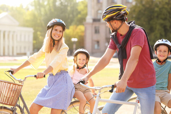 快乐的家庭骑自行车户外在夏天的一天 图片素材