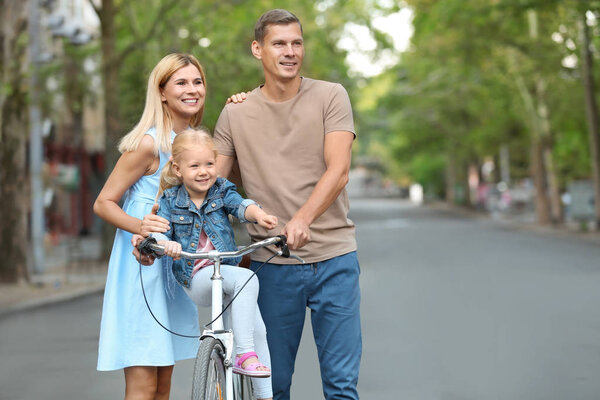 愉快的家庭与自行车户外在夏天天 图片素材