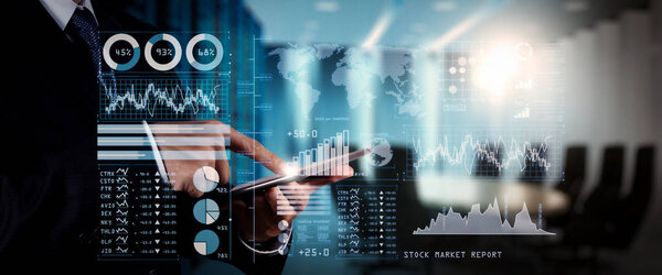 投资者分析股票市场报告和财务仪表板与商业智能 (Bi), 与关键绩效指标 (Kpi). 生意人手在大屏幕计算机上处理财务计划. 图片素材