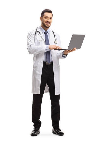 一名男性医生站在那里，用一台用白色背景隔离的手提电脑拍摄的全长肖像  图片素材