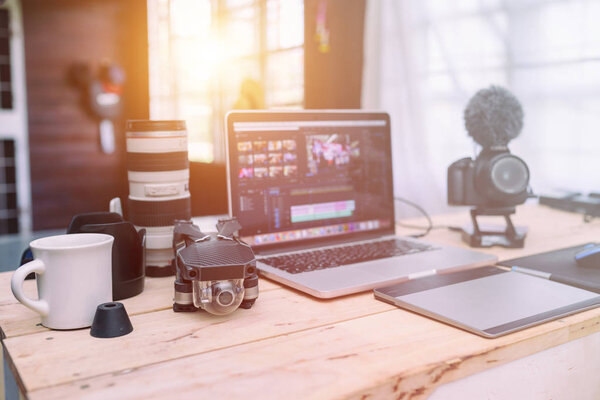Vlogger 或创意制作人的办公室在桌上自由使用笔记本电脑镜头和摄像头的桌面. 图片素材