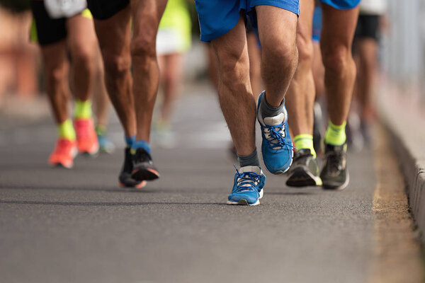 马拉松赛跑者跑在城市路, 小组赛跑者 图片素材