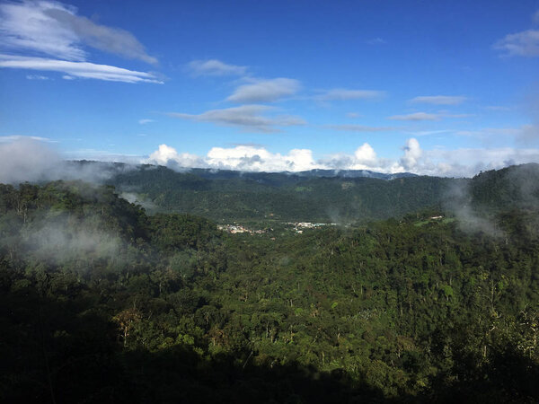 厄瓜多尔明多(Mindo)的景色,被热带雨林群环绕 图片素材
