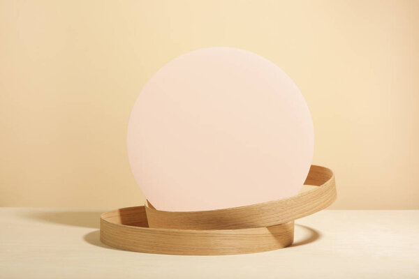 最小几何形状木制场景.带木制圆环的最小空台.模型显示用于产品演示。设计要素. 图片素材