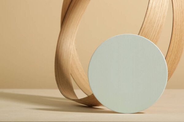 最小几何形状木制场景.带木制圆环的最小空台.模型显示用于产品演示。设计要素. 图片素材