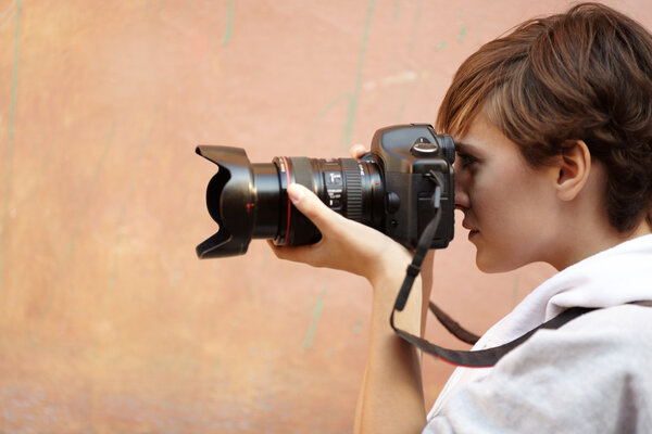 女摄影师与专业的单反相机，眼睛自然轻、 选择性重点 图片素材